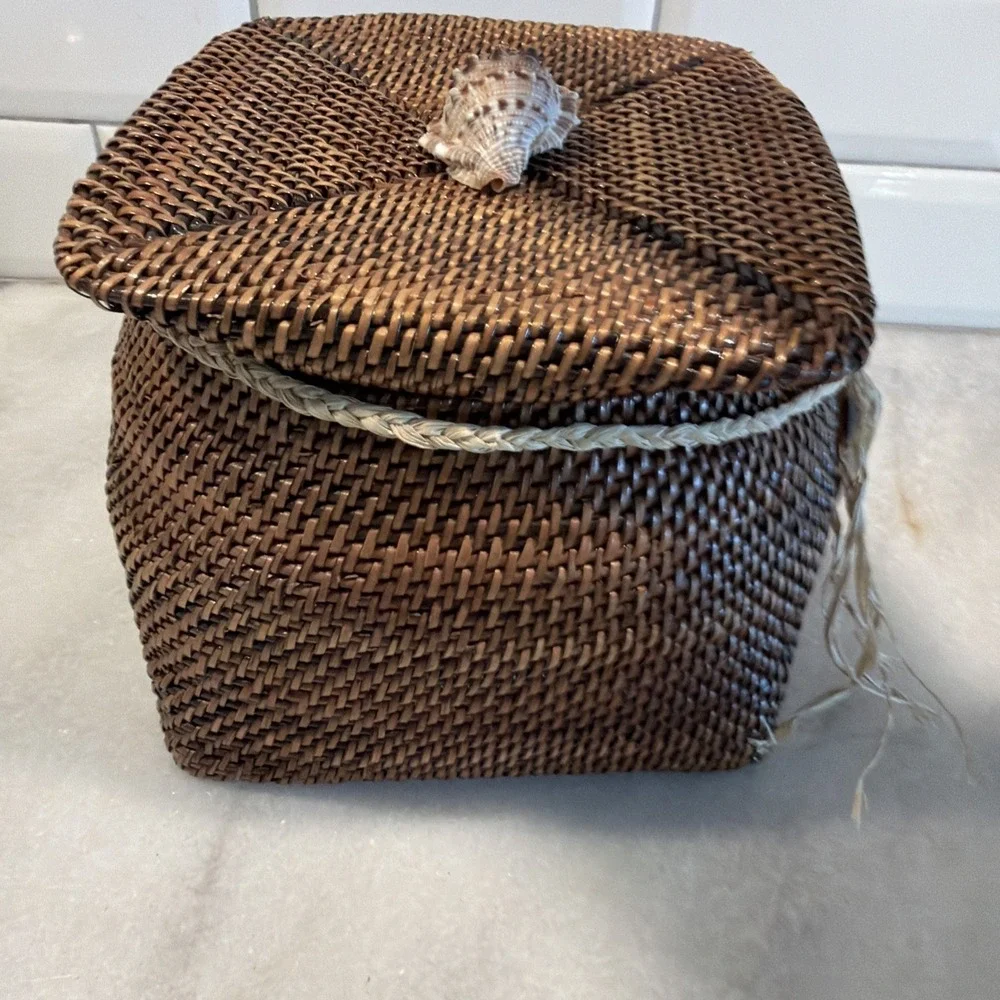Vintage 1980's Woven Lidded Basket With She'll Decor 003